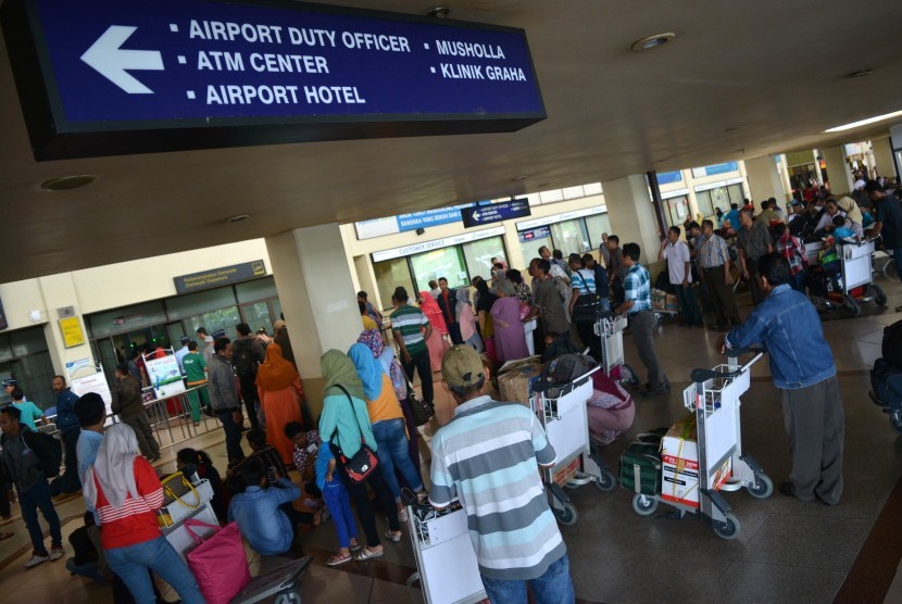 Ratusan calon penumpang memadati Terminal I Bandara Internasional Juanda Surabaya di Sidoarjo, Jawa Timur, Rabu (10/5).