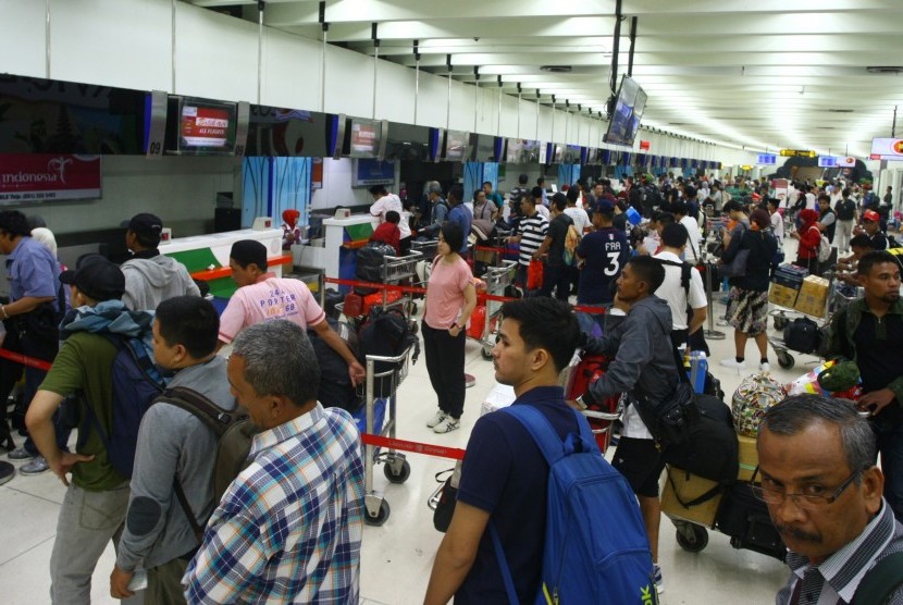 Ratusan calon penumpang mengantre untuk lapor diri di Terminal Keberangkatan 1 C, Bandara Soekarno Hatta, Tangerang, Banten, Kamis (22/6). 