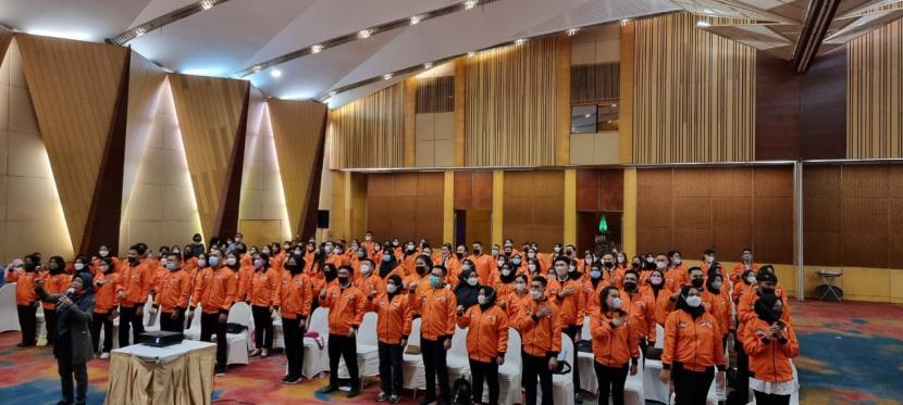 Ratusan CPMI Program G To G Jepang gelombang ketiga mengucapkan selamat ulang tahun Presiden Jokowi saat menjalankan karantina untuk keberangkatan di Hotel Ciputra, Jakarta, Selasa (21/6/2022).