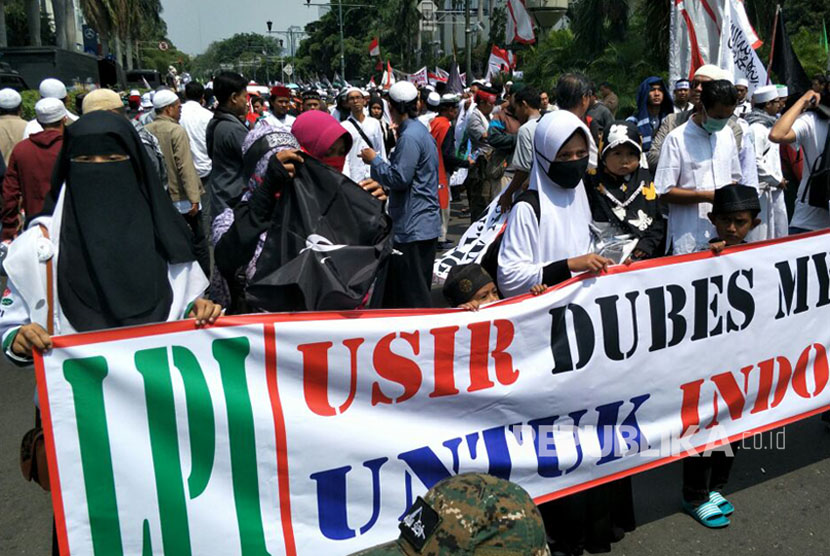 Ratusan demonstran dari berbagai kelompok masyarakat berkumpul di Bunderan HI dalam aksi bela Rohingya, Jakarta, Rabu (6/9).