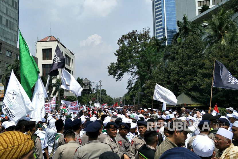 Ratusan demonstran dari berbagai kelompok masyarakat berkumpul di Bunderan HI dalam aksi bela Rohingya, Jakarta, Rabu (6/9).