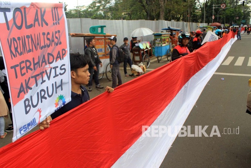Ratusan demonstran dari Kongres Aliansi Serikat Buruh Indonesia (KASBI) Bandung Raya berunjuk rasa di depan Gedung Sate, Ahad (1/5).