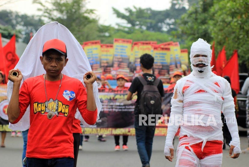 Ratusan demonstran berunjuk rasa di depan Balai Kota Bandung. (Ilustrasi)