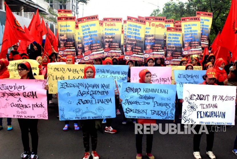 Ratusan buruh berunjuk rasa di depan Gedung Sate.