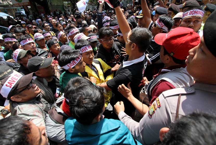  Ratusan demonstran yang tergabung dalam Masyarakat Peduli Rohingya melakukan aksi dorong ketika berunjuk rasa di depan Kedutaan Besar Myanmar, Jakarta, Kamis (9/8). (M Agung Rajasa/Antara)