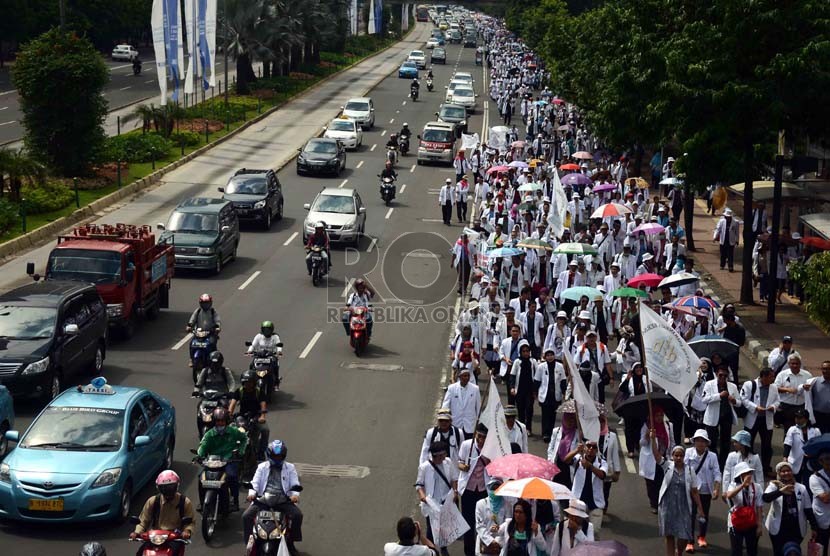  Ratusan dokter melakukan aksi long march menuju Istana Merdeka di Jalan MH Thamrin, Jakarta, Rabu (27/11).  (Republika/Agung Supriyanto)
