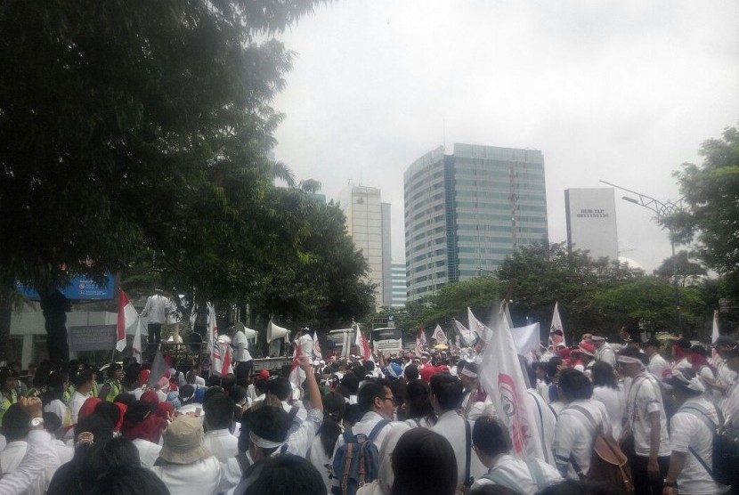Ratusan dokter yang tergabung dalam Ikatan Dokter Indonesia (IDI) menggelar unjuk rasa di depan Kantor Kementerian Kesehatan (Kemenkes), Jalana Rasuna Said, Kuningan, Jakarta Selatan, Senin siang (24/10).