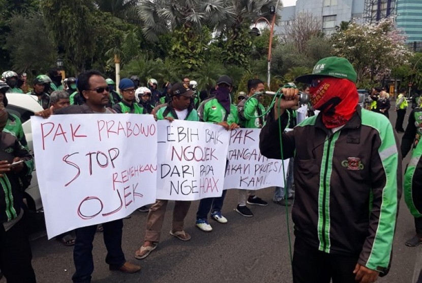 Ratusan driver ojek online Surabaya menggelar aksi di depan Gedung Negara Grahadi Surabaya, Sabtu (24/11). Mereka menuntut Capres nomor urut 02, Prabowo Subianto meminta maaf lantaran dirasanya telah merendahkan profesi mereka.