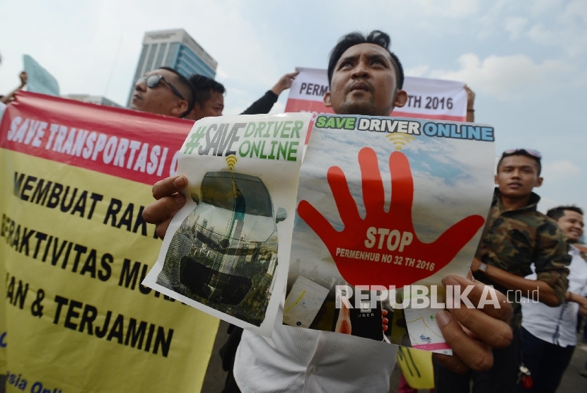 Hundreds driver of app-based transportation held a peaceful rally in front of Parliamentary building, Jakarta, Monday (August 22, 2016). 