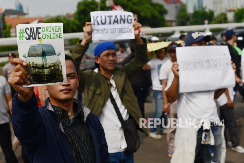 Ratusan driver online melakukan aksi damai di depan Gedung Dewan Perwakilan Rakyat (DPR), Jakarta, Senin (22/8).  (Republika/Raisan Al Farisi)