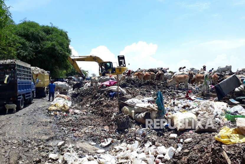 Pemerintah Kabupaten Purwakarta mengoptimalkan peran bank sampah untuk mengurangi pembuangan sampah ke Tempat Pembuangan Akhir sampah Cikolotok, Desa Margasari, Kecamatan Pasawahan, Purwakarta. Kabid Pengelolaan Sampah pada Dinas Lingkungan Hidup setempat, Acep Yuli Mulya mengatakan, saat ini pihaknya telah merumuskan langkah strategis supaya bisa menekan produksi sampah yang dibuang ke TPA Cikolotok.