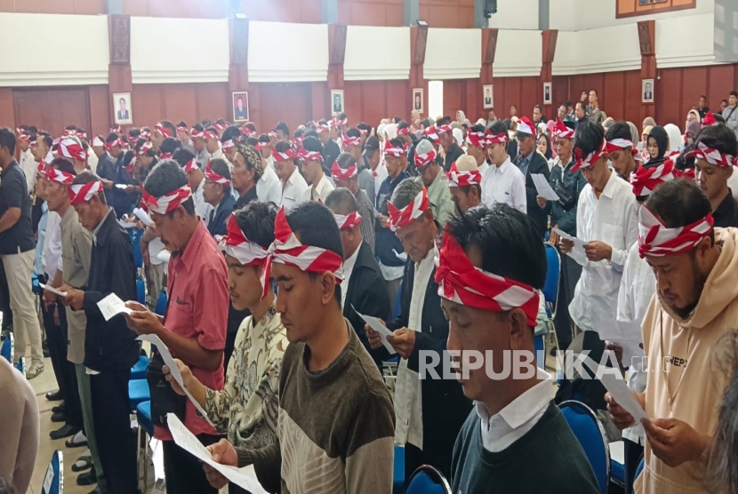 Ratusan eks anggota NII di Jawa Barat mencabut baiat di Aula Ki Hajar Dewantara Kantor Disdik Jabar, Kamis (11/12/2025). 