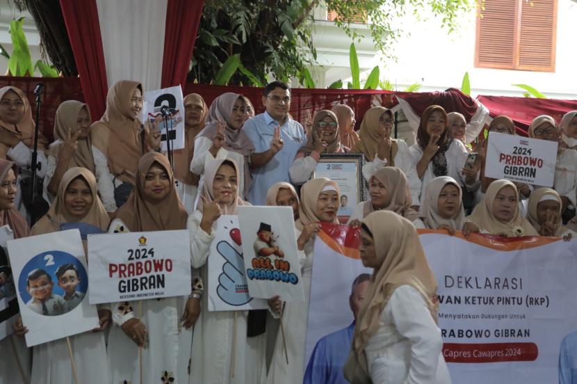 Ratusan emak-emak yang tergabung dalam Relawan Ketuk Pintu (RKP) mendeklarasikan dukungan untuk calon presiden dan calon wakil presiden nomor urut 02 Prabowo Subianto-Gibran Rakabuming Raka di Pilpres 2024. 
