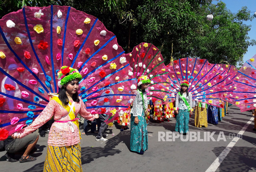 Ratusan Gadis Ngarot memeriahkan Tjimanoek Karnival dalam rangkaian HUT Kabupaten Indramayu ke-490, Ahad (8/10). Ngarot merupakan tradisi khas dari Kabupaten Indramayu. 
