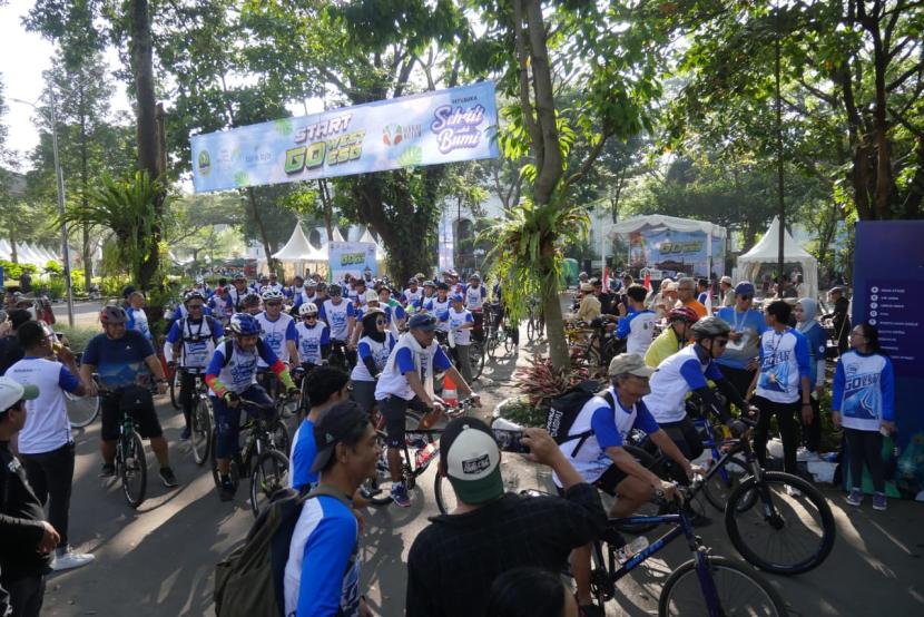 Ratusan goweser antusias mengikuti acara Go West ESG Republika yang digelar di halaman parkir barat Gedung Sate, Kota Bandung, Ahad (11/8/2024).