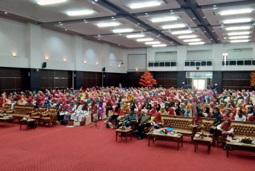 Ratusan guru di Kota Padang mengikuti seminar pendidikan yang diadakan oleh Yayasan Pendidikan Profesional Rangkiang Indonesia (YP2RI), Sabtu (20/10). 