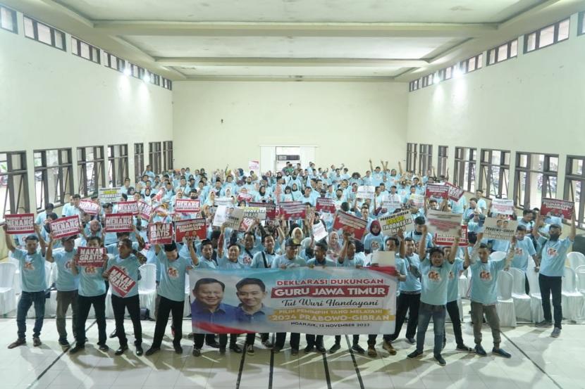 Ratusan guru di Nganjuk, Jawa Timur, Senin (13/11/2023), menggelar deklarasi mendukung duet Prabowo-Gibran.