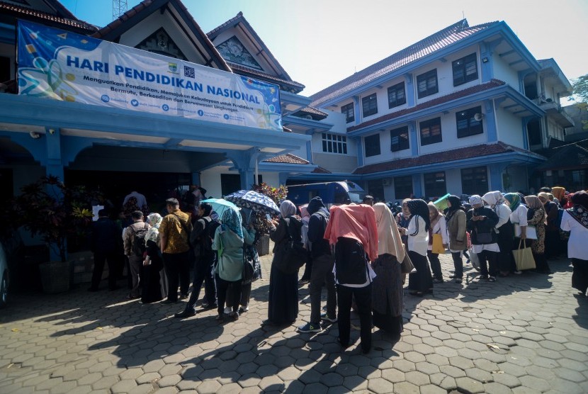 Ratusan guru honorer antre saat melakukan verifikasi di Dinas Pendidikan Kota Bandung, Jawa Barat, Selasa (21/5/2019).
