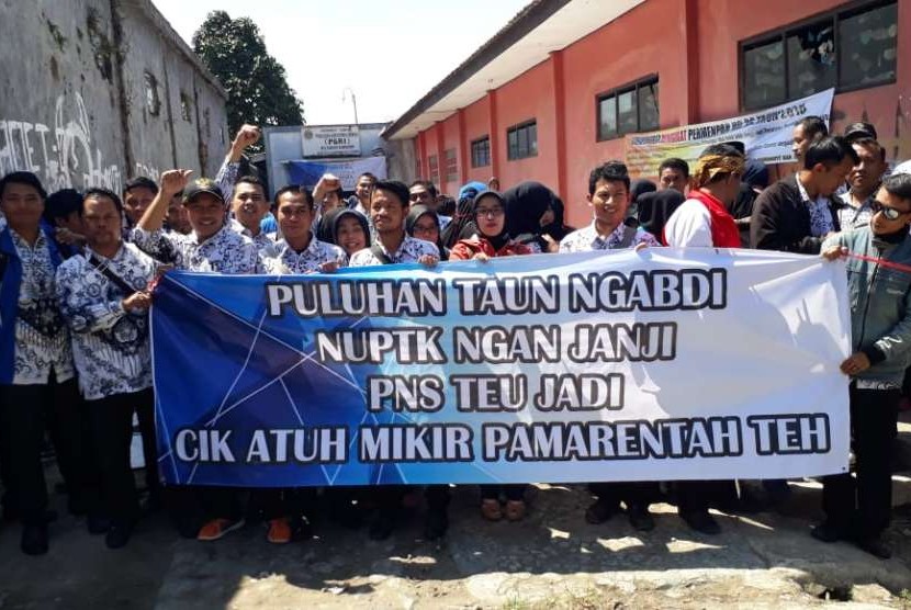 Ratusan guru honorer di Kabupaten Sukabumi Jawa Barat menggelar mogok mengajar dan menolak ketentuan penerimaan CPNS di Sekretariat PGRI Kecamatan Kadudampit, Sukabumi Senin (17/9).
