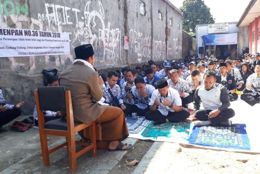 Ratusan guru honorer di Kabupaten Sukabumi Jawa Barat menggelar mogok mengajar dan menolak ketentuan penerimaan CPNS di Sekretariat PGRI Kecamatan Kadudampit, Sukabumi Senin (17/9).