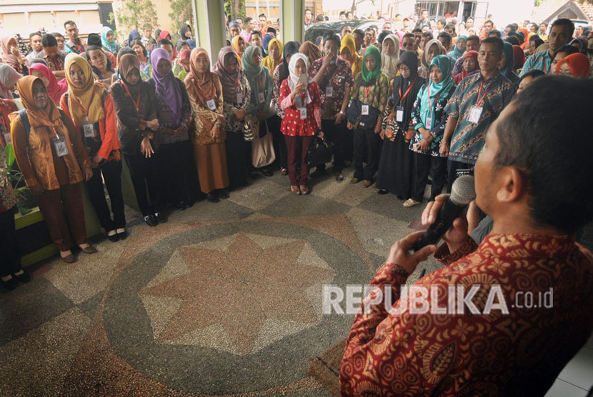 Ratusan Guru Tidak Tetap (GTT) SD dan SMP Negeri se-Kabupaten Semarang mendatangi kantor Disdikbudpora Kabupaten Semarang, Kamis (19/4). 