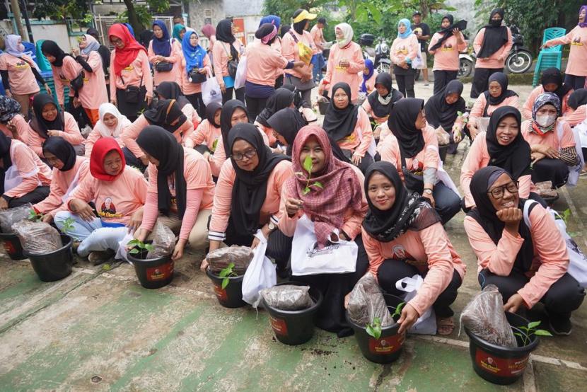 Ratusan ibu-ibu bersama menanam pohon cabai di wilayah Kelurahan Cilangkap, Kecamatan Cipayung, Jakarta Timur pada Sabtu (25/3/2023).