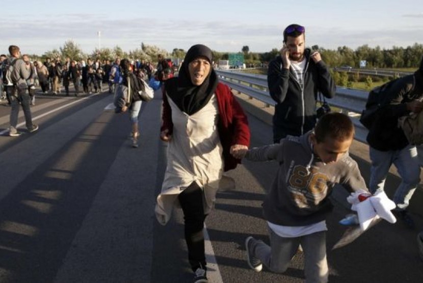 Ratusan Imigran Nekat Terobos Garis Polisi di Perbatasan Hungaria.