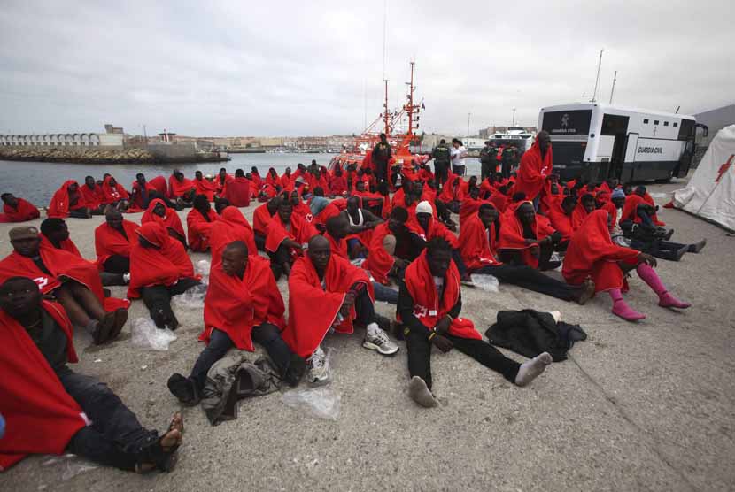 Tim penyelamat mencari dua perahu yang membawa puluhan migran yang hilang di lautan Spanyol. Ilustrasi.