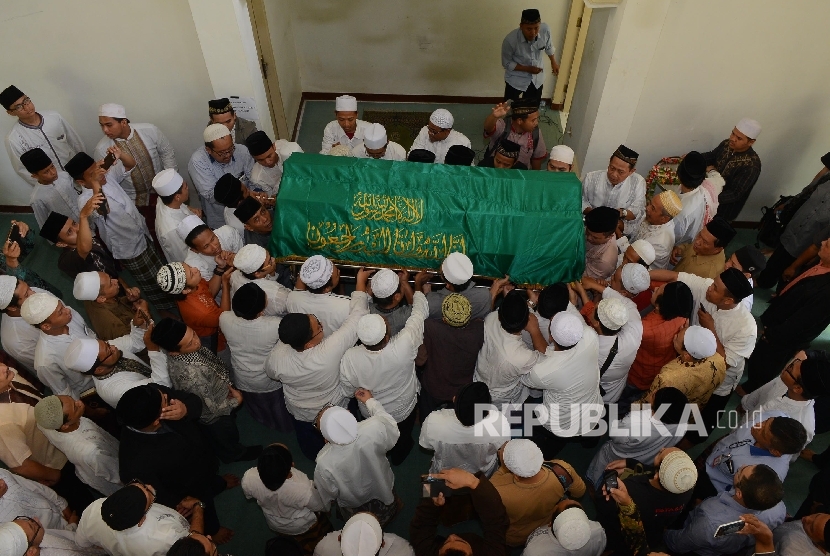 Ratusan Jama'ah membawa jenazah Almarhum Imam Besar Istiqlal Ali Mustofa Ya'Qub ke Masjid Darussunnah, Ciputat, Tangerang Selatan, Banten, Kamis (28/4). (Republika/Raisan Al Farisi)
