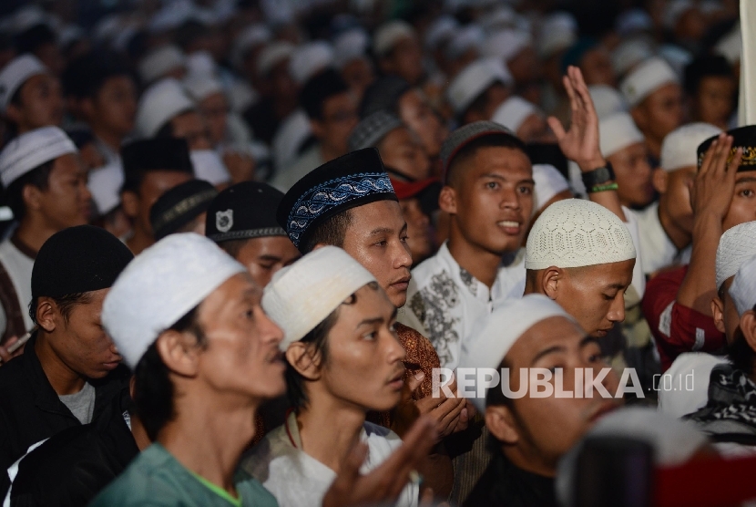 Ketua MPR Zulkifli Hasan memberikan kata sambutan saat menghadiri Dzikir bersama yang dipimpin oleh Habib Syech Bin Abdul Qodir (tengah) di Lapangan Sepak Bola Kompleks Parlemen, Jakarta, Senin (29/8) malam. 