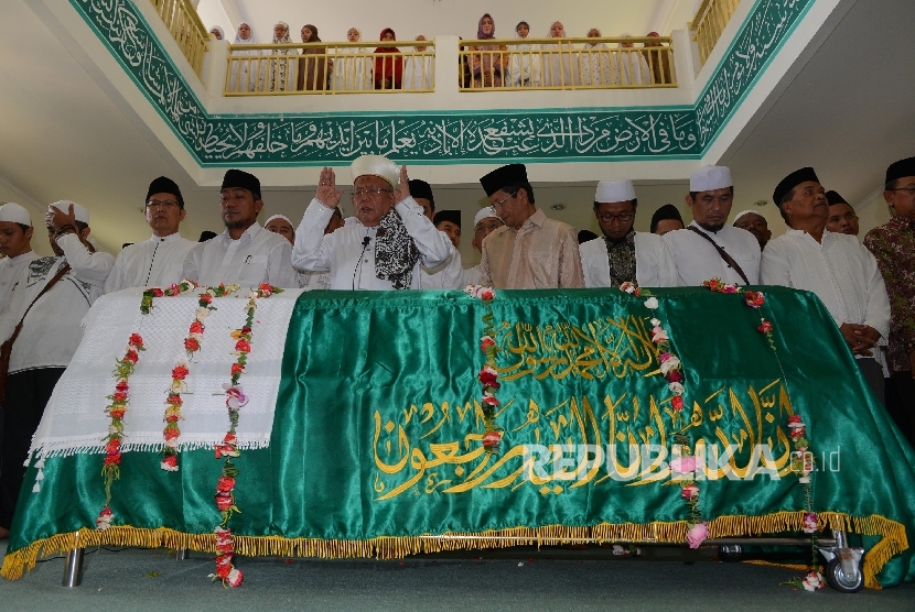 Ratusan Jamaah menyolatkan almarhum Imam Besar Istiqlal Ali Mustofa Yaqub di Masjid Darussunnah, Ciputat, Tangerang Selatan, Banten, Kamis (28/4).