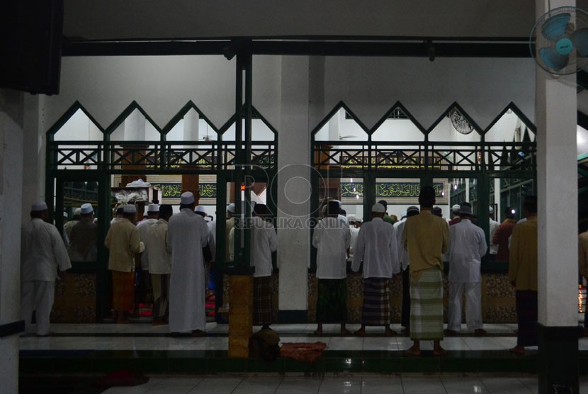 Ratusan Jamaah bersiap untuk melakukan shalat Subuh gabungan di masjid Fajar Baitullah, Puri Citayam Permai,Rawapanjang,Bojonggede,Bogor,Ahad (27/4). (Republika/Musiron)