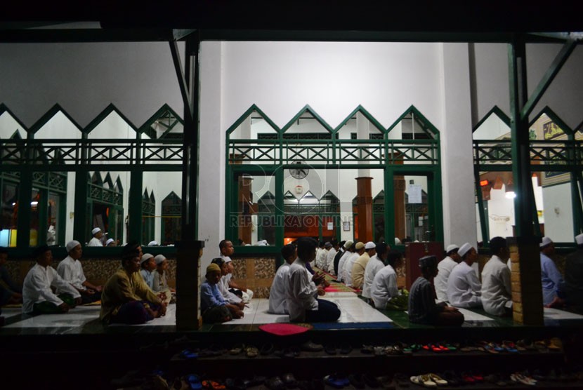 Ratusan Jamaah bersiap untuk melakukan shalat Subuh gabungan di masjid Fajar Baitullah, Puri Citayam Permai,Rawapanjang,Bojonggede,Bogor,Ahad (27/4). (Republika/Musiron)