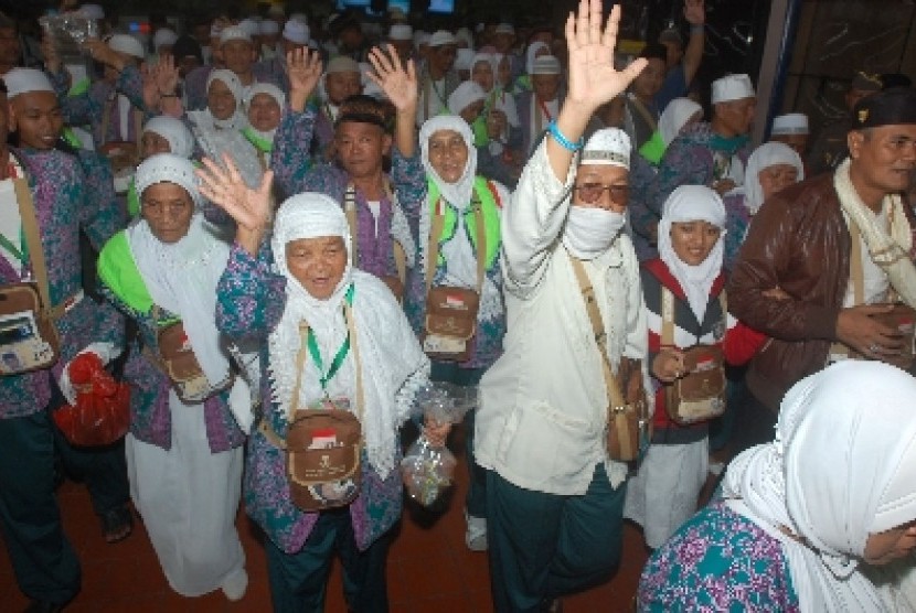 Ratusan jamaah Haji asal Jawa Barat saat tiba melalui terminal Haji Soekarno Hatta, Tangerang, Banten, Kamis (1/11).