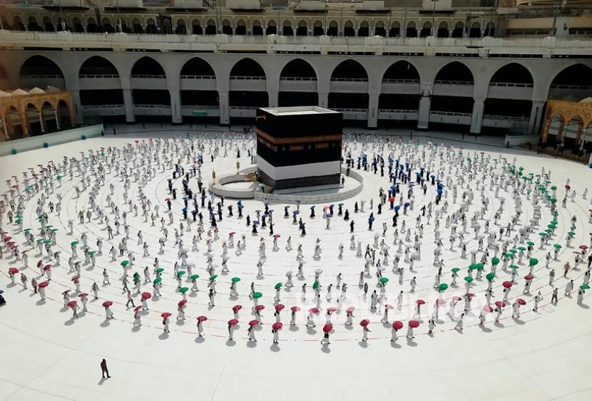 Delapan Makna Talbiyah 'Labbaik Allahumma Labbaik'. Foto: Ratusan Jamaah haji bertawaf mengelilingi Ka