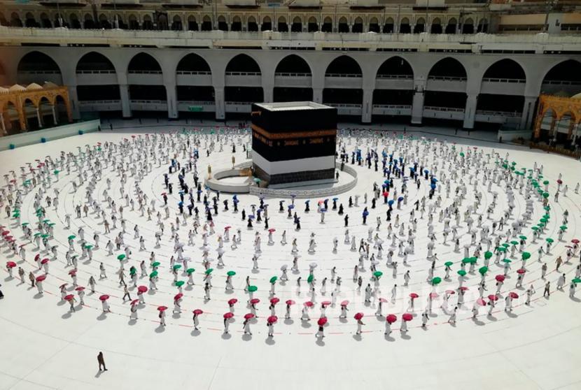 Ratusan Jamaah haji bertawaf di kala haji tahun 2020 mengelilingi Kabah dengan menjaga jarak sosial  di Masjidil Haram di kota suci Muslim Mekah, Arab Saudi, Rabu (29/7/2020). 