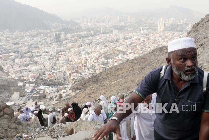  Ratusan jamaah haji mendaki gunung Jabal Nur di Makkah, untuk untuk menyaksikan dari dekat Gua Hira, lokasi wahyu pertama kali turun kepada Nabi Muhammad SAW (Ilustrasi)