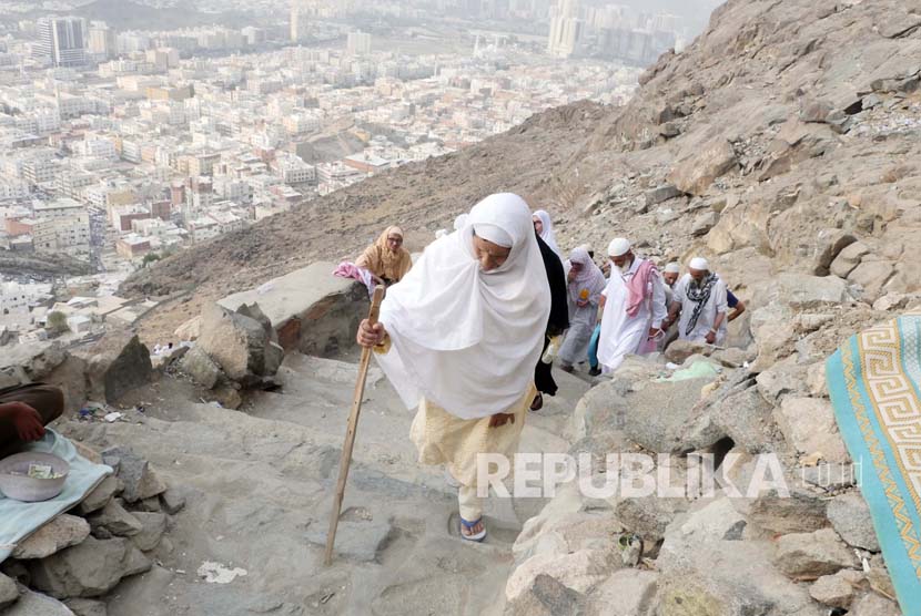 Ratusan jamaah haji mendaki gunung Jabal Nur di Makkah, untuk untuk menyaksikan dari dekat Gua Hira, lokasi wahyu pertama kali turun kepada Nabi Muhammad SAW.