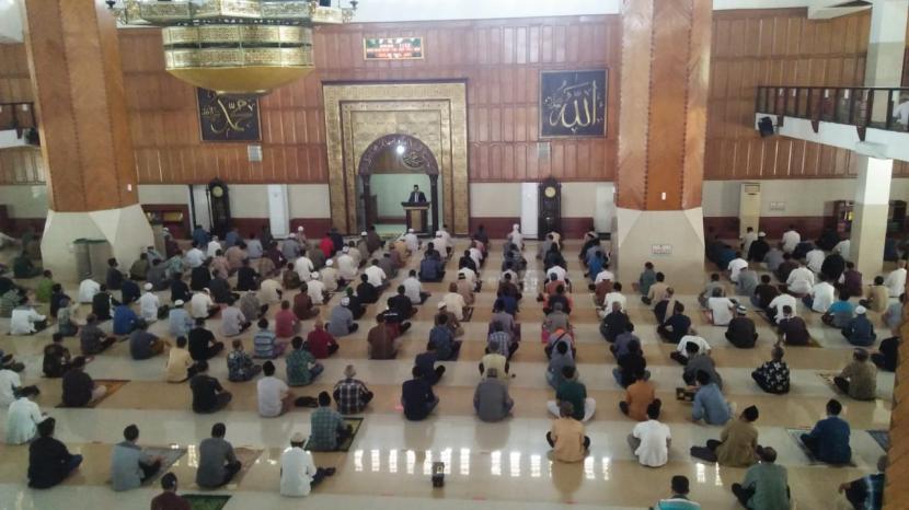 Ratusan jamaah melaksanakan ibadah shalat Jumat di Masjid Agung Tasikmalaya, Jumat (8/5).