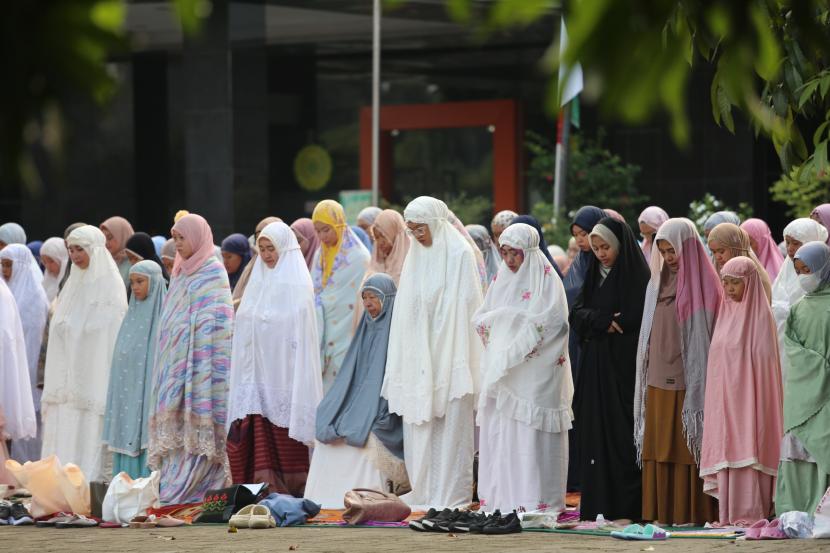 Sholat berjamaah.