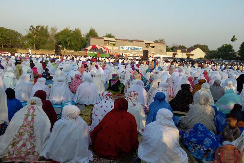 Ratusan jamaah mengikuti shalat Idul Adha di Lapangan PSP Sawangan, Rabu (23/9).