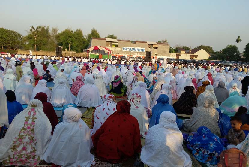  Gambar  Orang Sholat Idul  Adha AR Production