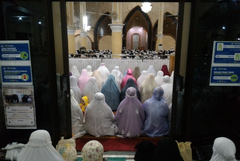 Ratusan jamaah mengikuti shalat subuh berjamaah 1212 di Masjid Manarul Islam Kota Malang, Senin (12/12).