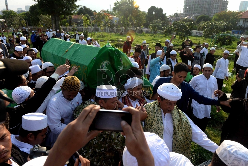 Ratusan jamaah mengiringi pemakaman Habib Salim Alatas bin Umar Alatas alias Habib Selon di TPU Karet Bivak, Jakarta, Senin (28/12). (Republika/Wihdan)