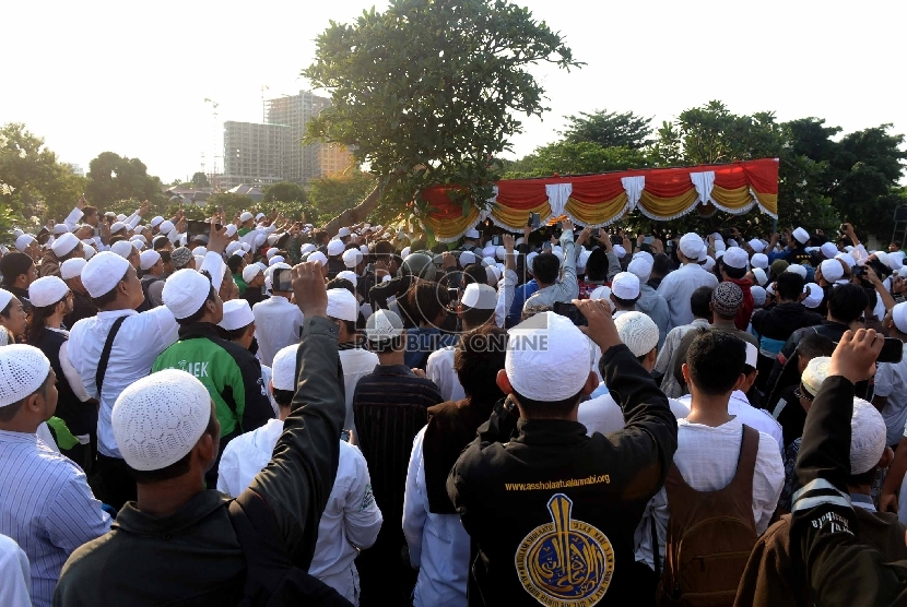 Ratusan jamaah mengiringi pemakaman Habib Salim Alatas bin Umar Alatas alias Habib Selon di TPU Karet Bivak, Jakarta, Senin (28/12). (Republika/Wihdan)
