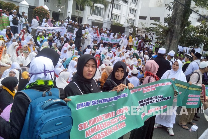 Ratusan jamaah PT Solusi Balad Lumampah (SBL) menggelar aksi damai di depan Gedung DPRD Jawa Barat, Jalan Diponegoro, Kota Bandung, Selasa (6/2).