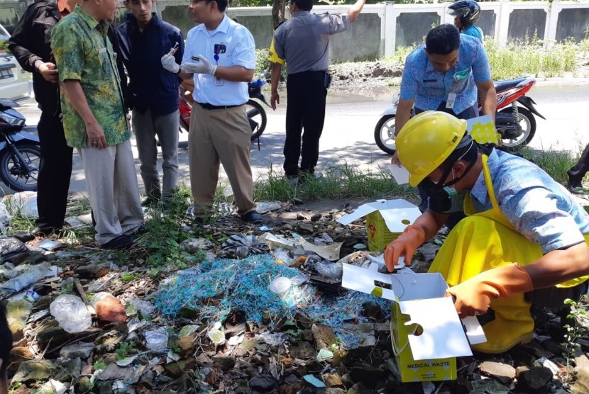 Ratusan jarum suntik bekas ditemukan dibuang di bekas tempat pembuangan sementara (TPS) Jurug, Jl Kyai H Masykur, Kecamatan Jebres, Solo, Selasa (5/3). 