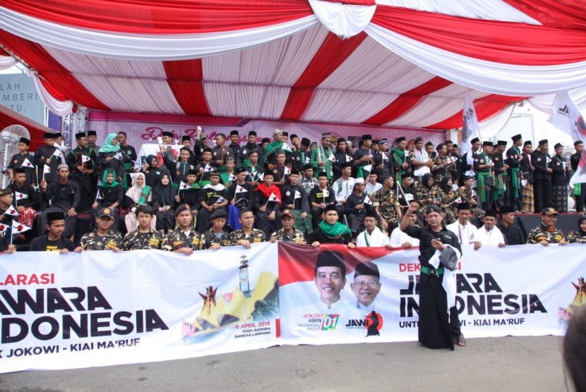 Ratusan Jawara Indonesi (JAWI) deklarasi mendukung pasangan Jokowi-Ma'ruf Amin. Deklarasi tersebut digelar di Tugu Adipura, Bandar Lampung.