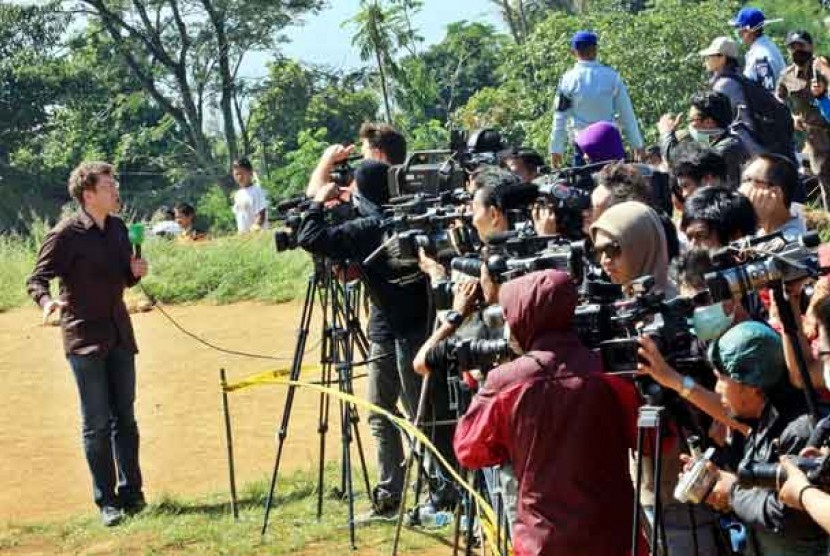   Ratusan jurnalis dari berbagai media dalam dan luar negeri turut meliput proses evakuasi korban pesawat Sukhoi di helipad yang dibangun di kawasan Cijeruk, Bogor, Jawa Barat, Sabtu (12/5). 