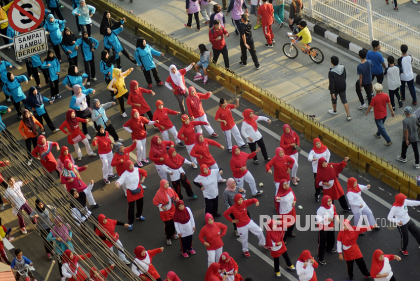 Ratusan kader, simpatisan Partai Keadilan Sejahtera (PKS) Jakarta Selatan, mengikuti senam nusantara di depan Kantor DPD PKS Jakarta Selatan di Jalan Buncit Raya, Ahad (27/8).